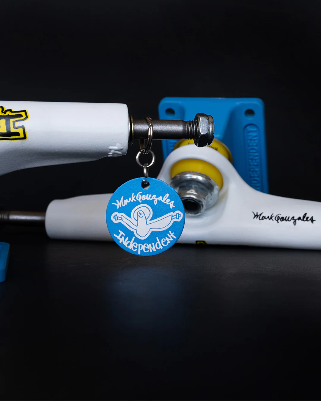 2804-stage-4-mark-gonzales-white-blue-independent-skateboard-truck-6.webp Stage 4 Mark Gonzales White / Blue Independent Skateboard Truck